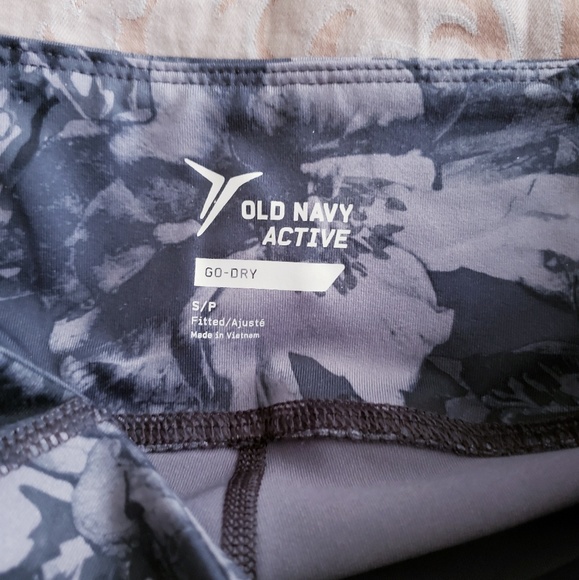 Old Navy Active Floral Mid-rise Fitted Crops - Picture 3 of 7